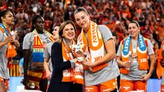 Carrera recibe el trofeo que la distingue como MVP de la final