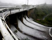 El exceso de agua tendr� que ser regulado mediante la apertura de compuertas.