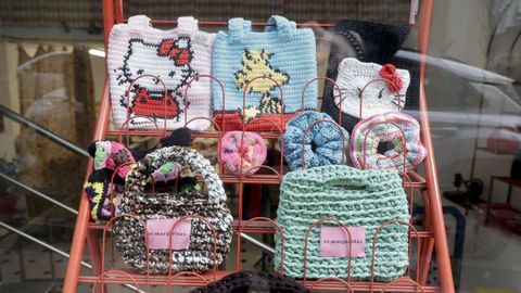 Un detalle de la entrada del taller, con los bolsos que dise�a Laura S�nchez