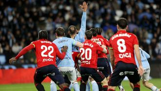 Carl Starfelt y Borja Iglesias, durante el Celta-Osasuna.