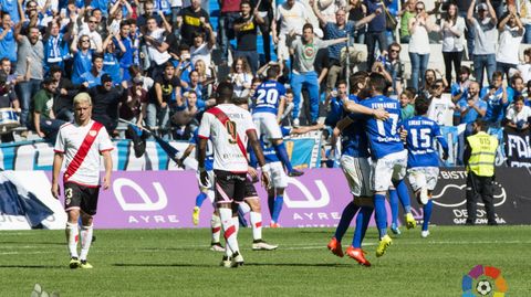 Jugadores del Real Oviedo celebrando uno de los goles del partido.