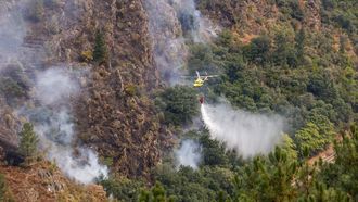 Un helicóptero actúa en uno de los pocos focos activos del incendio de A Pobra do Brollón y Quiroga. 