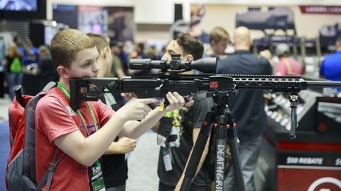 Imagen de archivo de un adolescente apuntando con un fusil durante la convencin de la Asociacin Nacional del Rifle (NRA) en Indianpolis.