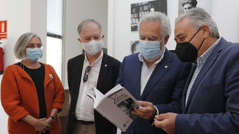 El alcalde Antonio Iglesias recibi el libro de manos del presidente del Parlamento, Miguel Santalices

