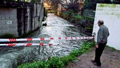 Rescate del pontevedr�s que se precipit� al r�o Gafos