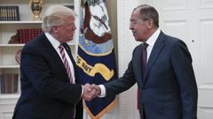 Donald Trump saluda al ministro de Exteriores ruso, Sergui Lavrov, en el despacho oval en mayo del 2017