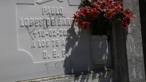 En la l�pida aparece pintado,  fora, fora 