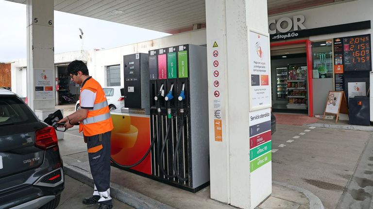 En algunas gasolineras de Barbanza el gasoil superaba ayer los 2 euros el litro
