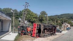 Accidente en Noia con un cami&oacute;n volcado