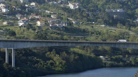 El incendio del cami�n tuvo lugar en el puente de Velle sobre el r�o Mi�o