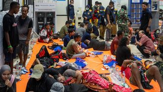 Los pasajeros evacuados del barco Virgo Transport 8, que se hundi� mientras navegaba desde Surabaya (Java Oriental) hacia Banjarmasin (Kalimantan del Sur), se re�nen a su llegada al puerto de Trisakti en Banjarmasin, provincia de Kalimantan del Sur, Indonesia.