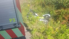 La moto del agente en el lugar del accidente