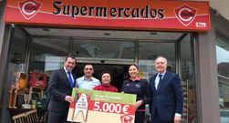 La vecina de Cabo de Cruz afortunada pos� con su cheque delante del Claudio. 