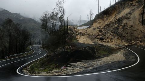 El derrumbe tuvo lugar en el tramo de la carretera que baja hacia el Sil desde el pueblo de Lorn�s