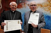 El arzobispo y el de�n muestran la nueva acreditaci�n, colorista y muy cuidada.