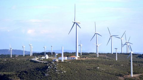 Gas Natural Fenosa fue la primera compaa que empez a repotenciar sus aerogeneradores. En el paraje de cabo Viln, el primer
parque elico de Galicia, los 22 molinos han sido sustituidos por dos. En la imagen, las obras de inicio de la transformacin