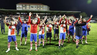 El Arousa celebra su triunfo ante el Pontevedra en A Lomba