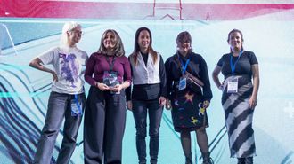La ganadora Irene M�rquez (a la derecha) junto al resto de nominadas al Premio Nacional de C�mic 2026