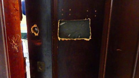 La Polic�a Nacional cree que este ventanuco se utilizaba para vender droga sin necesidad de abrir la puerta