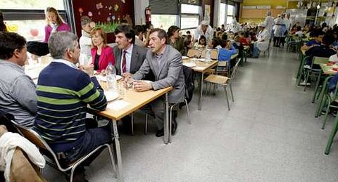 Los concejales necesitaron mesas m�s altas para comer.