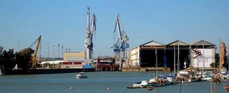 El banco de Santander busca constructor y armador para rematar el ferri que el cierre de Astilleros de Sevilla dej� a medio hacer en la grada.