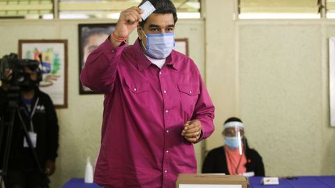 Maduro mostrando ayer la papeleta de su voto en un centro electoral de Caracas