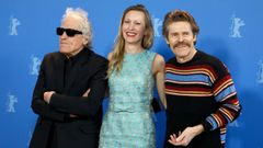 Abel Ferrara, a la izquierda, con la actriz Dounia Sichov y Willem Dafoe