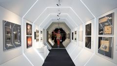 La exposici�n que acoge el C�rculo de Bellas Artes de Madrid re�ne m�s de 600 piezas, entre las que se pueden encontrar decorados y atrezos de pel�culas como �2001: una odisea del espacio�.