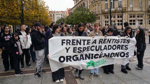 Asistentes a la protesta convocada por los sindicatos de alquiler de vivienda, este sbado en Gijn