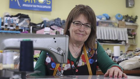 La costurera pontesa abrió hace 24 años su taller, Amaños, que ya lleva 17 en la calle María Pita