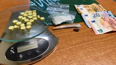 Material incautado al sospechoso en O Carballi�o, incluidas las pastillas de LSD