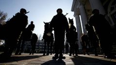 Miembros de la guardia de honor de Donetsk esperan la llegada del l�der separatista Alexander Zakharchenko.