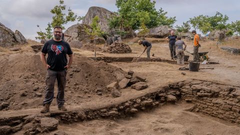 Mario Pereiro, director de la excavaci&oacute;n, junto a una de las zonas que est&aacute; permitiendo reconstruir la organizaci&oacute;n de la fortaleza altomedieval