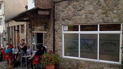 Exterior del bar Anduri�a, en Seoane do Courel