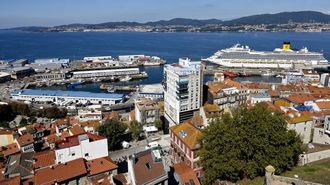 Vista parcial de Vigo, co porto pesqueiro e o peirao de trasatl&aacute;nticos.