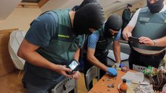 Agentes de la Guardia Civil en el registro en la vivienda del principal sospechoso