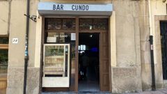Aspecto de la entrada de Bar Cundo, en Oviedo. Apenas ha cambiado nada desde que abri� sus puertas en 1970