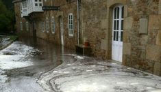 El r�o Xunco se desbord� ayer y lleg� al comedor de O Almac�n. 