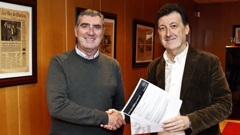 Jes&uacute;s Carreira, &aacute; esquerda, ga&ntilde;ador na categor&iacute;a de adultos do concurso Relatos de Ver&aacute;n da edici&oacute;n do 2025.