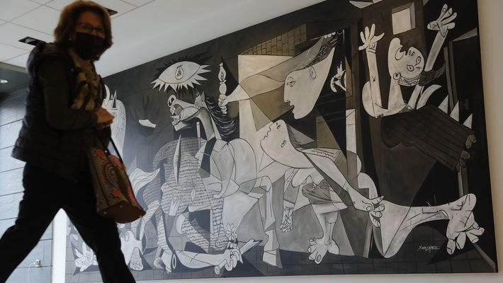 R�plica del Guernica de 5 metros de largo por 2,30 de ancho, �la segunda m�s grande de Espa�a por detr�s del cuadro original�, asegura el due�o del estudio, Ra�l Rodr�guez