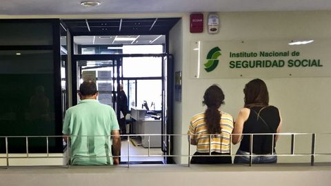 Ciudadanos esperando en una oficina de la Seguridad Social