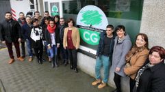 Miembros de la agrupaci�n frente a la nueva sede