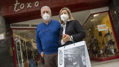 Manolo Tojo posa junto a su mujer, Conchita Castro, delante de Toxo, la tienda  de art�culos de viaje que hered� de su padre. En la bolsa evoca la zapater�a que abri� su abuelo en Santiago en 1913. A pie de calle, en Xeneral Pardi�as, elogia al comercio local: �Los de estas tiendas tom�bamos caf� juntos. Aqu� hice grandes amigos�