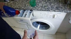 Un usuario poniendo la lavadora, en foto de archivo
