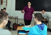 A mestra charla con alumnos de primeiro de bacharelato durante unha das s�as lecci�ns. 