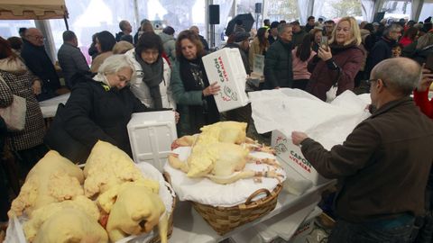 Los compradores comenzaron a llegar a primera hora de la maana para hacerse con un ejemplar.