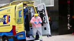 Una ambulancia del 061, en el hospital de Povisa