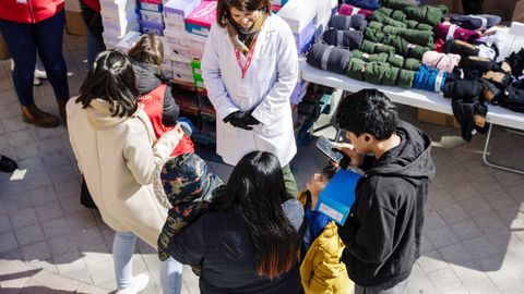 Una familia con ni�os en un puesto de ropa de Madrid