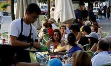 Imagen de archivo de un camarero trabajando en una de las terrazas de la calle Cardenal