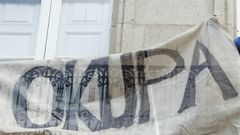 En una imagen de archivo, una pancarta a favor de la okupacin de viviendas en Santiago